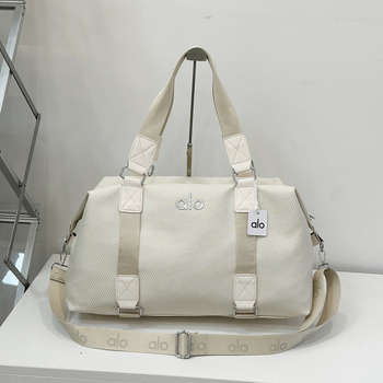Uniszex edzőtáska, 20–35 L kapacitású, anyag: textil, lélegző és vízálló, bélés: poliészter