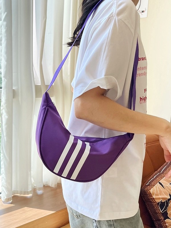 Nylon torbica preko tijela sa zatvaračem, vodoravni kvadratni oblik, jedna naramenica, skriveni džep sa zatvaračem
