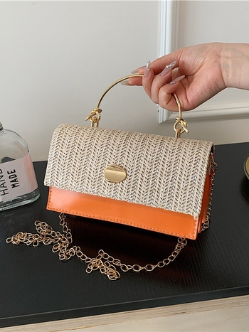 Torba od slame u gradskom stilu, četvrtastog oblika, zatvaranje klapnom, jedna naramenica, džep za mobitel