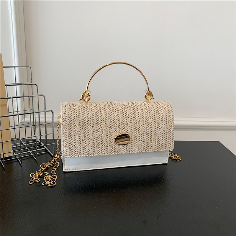 Torba od slame u gradskom stilu, četvrtastog oblika, zatvaranje klapnom, jedna naramenica, džep za mobitel