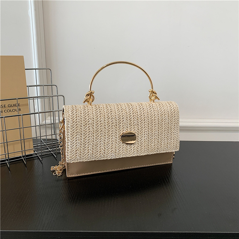 Torba od slame u gradskom stilu, četvrtastog oblika, zatvaranje klapnom, jedna naramenica, džep za mobitel