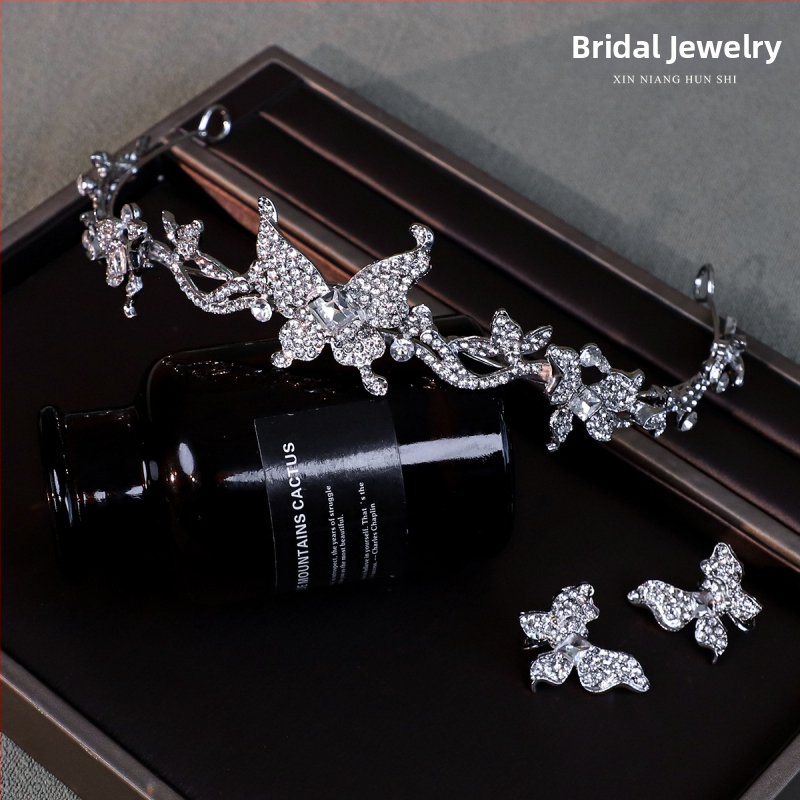 Accesoriu pentru păr - coroană din aliaj, în stil japonez și coreean, cu cristale albe, formă de insectă, placare electrolitică (Material: aliaj; Stil: japonez și coreean; Forma: insectă; Cristale: albe; Procesare: placare electrolitică)