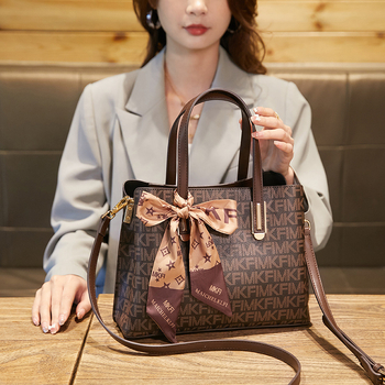 MKFI Diana női táska, PVC anyagból, közepes méret, vízszintes négyszög alakú, cipzáras zárás