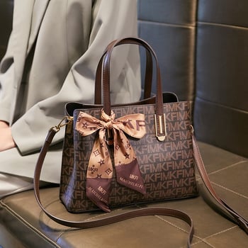 MKFI Diana női táska, PVC anyagból, közepes méret, vízszintes négyszög alakú, cipzáras zárás