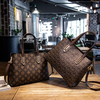 MKFI Diana női táska, PVC anyagból, közepes méret, vízszintes négyszög alakú, cipzáras zárás