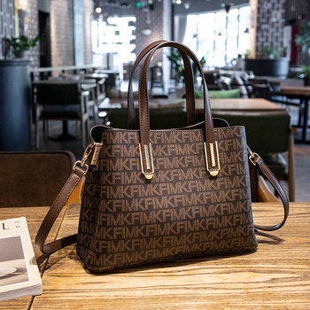 MKFI Diana női táska, PVC anyagból, közepes méret, vízszintes négyszög alakú, cipzáras zárás