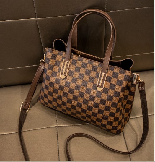 MKFI Diana női táska, PVC anyagból, közepes méret, vízszintes négyszög alakú, cipzáras zárás