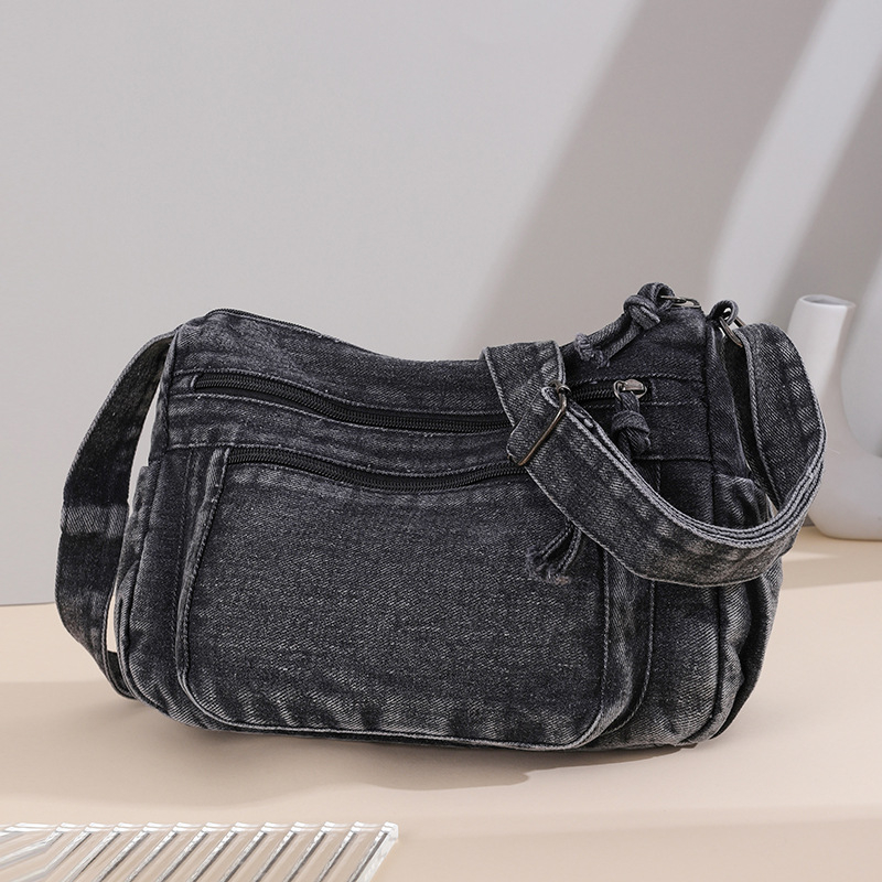 Ženska denim torba za rame, horizontalan kvadratnog oblika, zatvaranje na zip, podstava od poliestera, unutarnji džepovi sa zatvaračem i džep za telefon