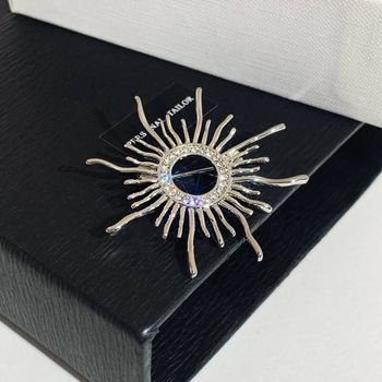 Broșă unisex cu motivul Zeului Soarelui, în formă de stea, din aliaj de zinc, electrogalvanizată, stil natural