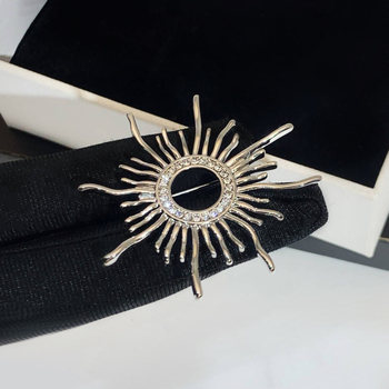 Broșă unisex cu motivul Zeului Soarelui, în formă de stea, din aliaj de zinc, electrogalvanizată, stil natural