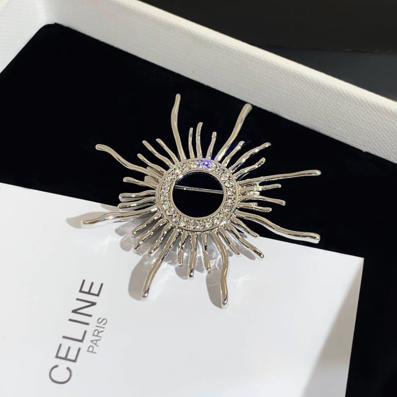 Broșă unisex cu motivul Zeului Soarelui, în formă de stea, din aliaj de zinc, electrogalvanizată, stil natural