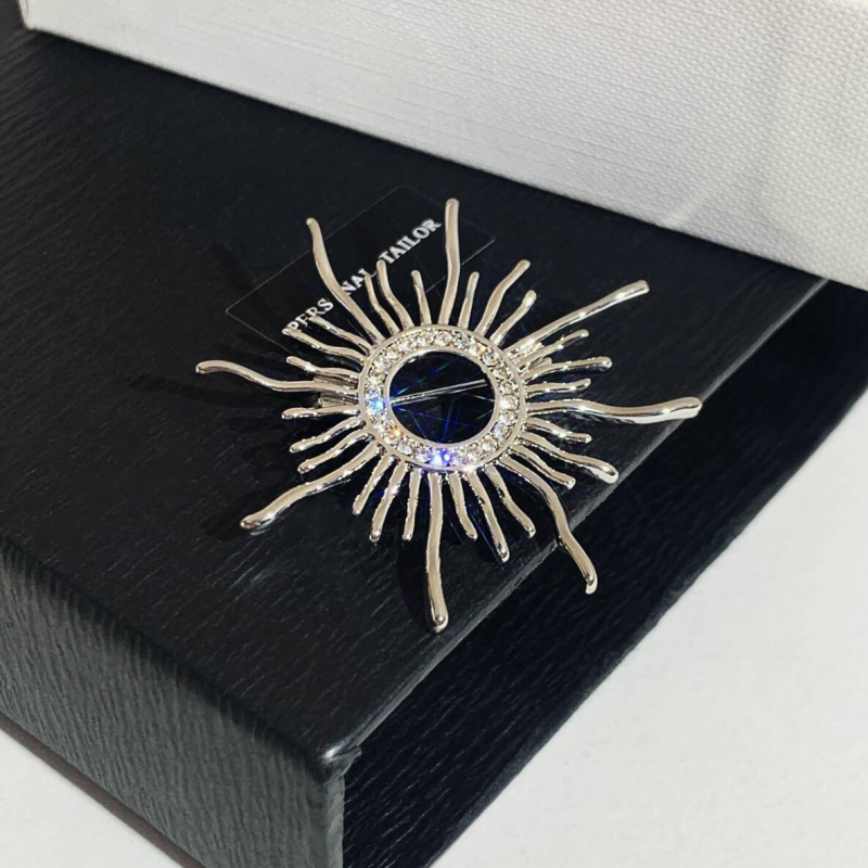 Broșă unisex cu motivul Zeului Soarelui, în formă de stea, din aliaj de zinc, electrogalvanizată, stil natural