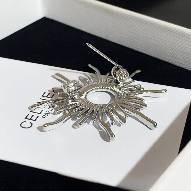 Broșă unisex cu motivul Zeului Soarelui, în formă de stea, din aliaj de zinc, electrogalvanizată, stil natural