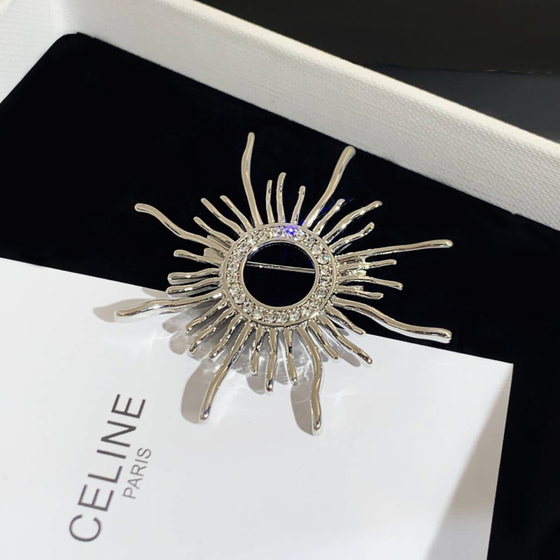 Broșă unisex cu motivul Zeului Soarelui, în formă de stea, din aliaj de zinc, electrogalvanizată, stil natural