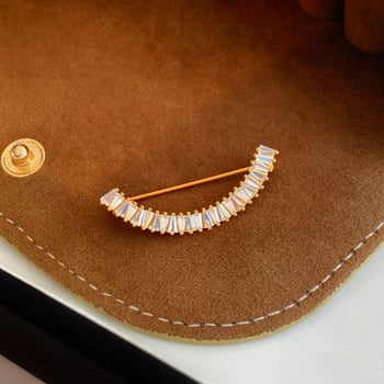 Broșă pentru femei, zirconiu, formă geometrică, pavé micro, accesorii de modă primăvara 2025 (Material: Zircon; Formă: Geometrică; Tehnică: micro pavé; An/Sezon: Primăvara 2025)