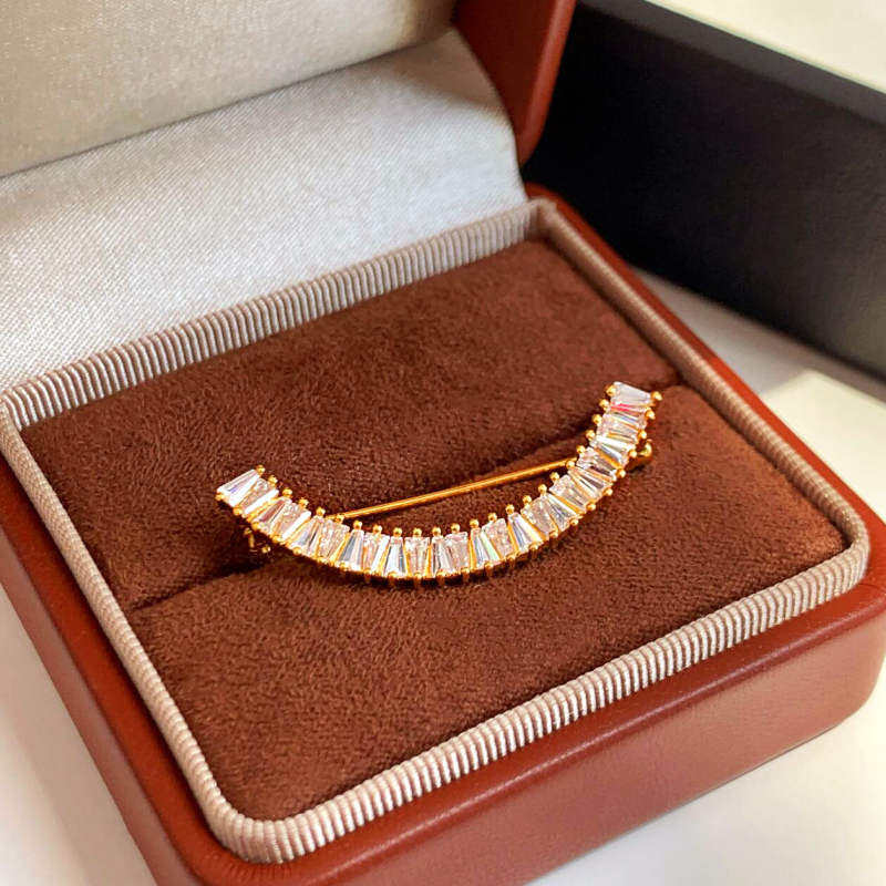 Broșă pentru femei, zirconiu, formă geometrică, pavé micro, accesorii de modă primăvara 2025 (Material: Zircon; Formă: Geometrică; Tehnică: micro pavé; An/Sezon: Primăvara 2025)