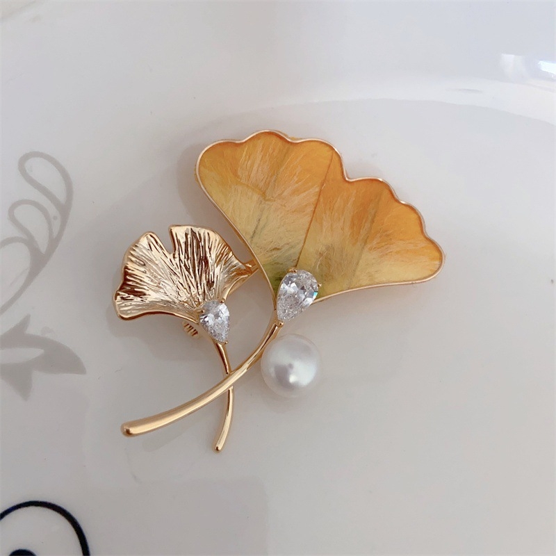 Broșă de cupru cu frunză de ginkgo, placare electrolitică, unisex