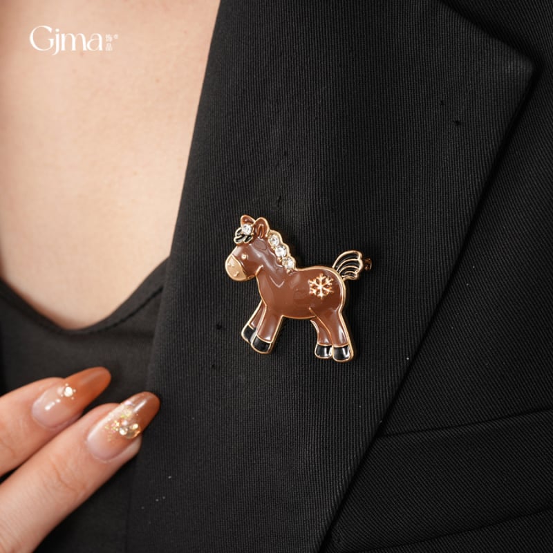 Broš – životinjski oblik, legura, tehnika kapanja ulja, dekorativan i simboličan, ženski modni stil.