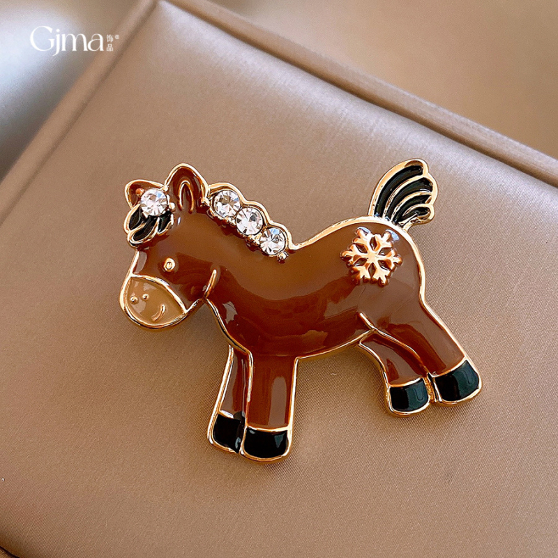 Broš – životinjski oblik, legura, tehnika kapanja ulja, dekorativan i simboličan, ženski modni stil.