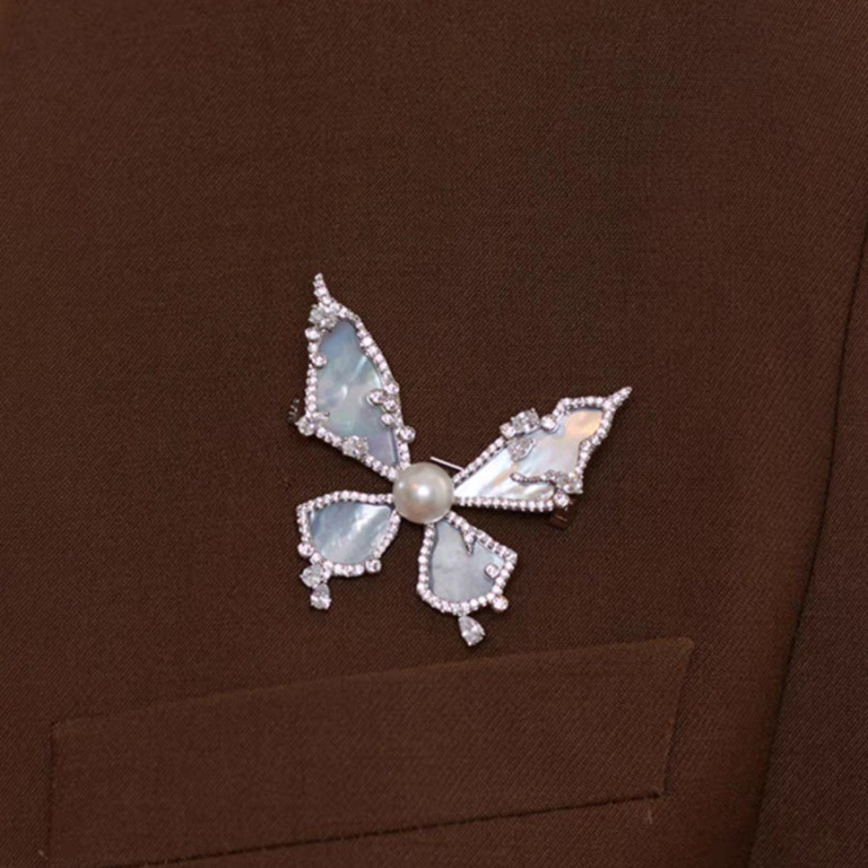 Bros leptane legure s motivom leptira, Auspicious Clouds, životinjski stil, zima 2024