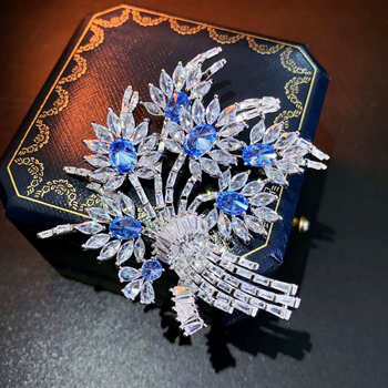 Meďová brošňa s kvetom, s inlajom zo zirkónu, kovový povrch, inšpirovaný japonsko-kórejským štýlom