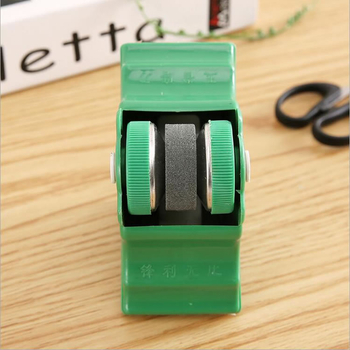 Kuhinjski okrugli kamen za oštrenje noževa i škarica – dvostrani oštrač, kompaktan, materijal: kamen-kompozit, moderni minimalistički stil, model Whetstone