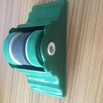 Kuhinjski okrugli kamen za oštrenje noževa i škarica – dvostrani oštrač, kompaktan, materijal: kamen-kompozit, moderni minimalistički stil, model Whetstone