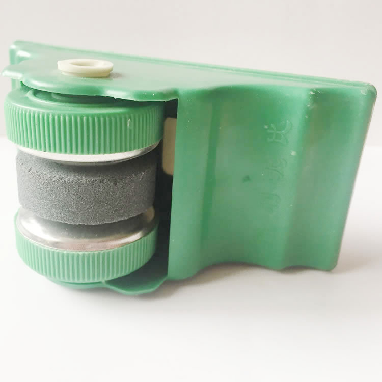 Kuhinjski okrugli kamen za oštrenje noževa i škarica – dvostrani oštrač, kompaktan, materijal: kamen-kompozit, moderni minimalistički stil, model Whetstone