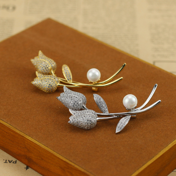 Brošňa Tulipán – meď, luxusný dizajn pre ženy, kvietkový motív, elektroplatovanie, pamätný a svadobný dar