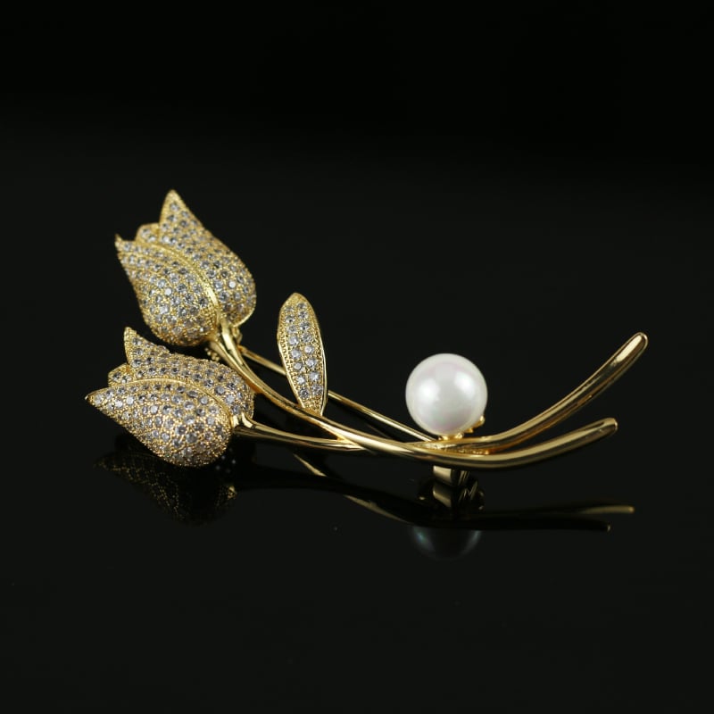 Brošňa Tulipán – meď, luxusný dizajn pre ženy, kvietkový motív, elektroplatovanie, pamätný a svadobný dar