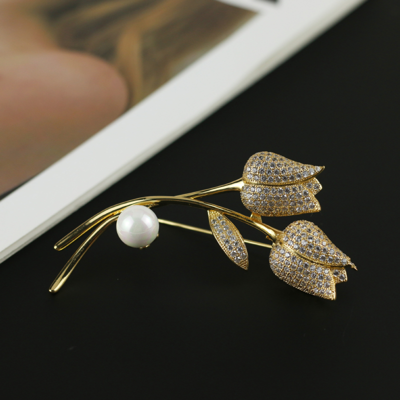 Brošňa Tulipán – meď, luxusný dizajn pre ženy, kvietkový motív, elektroplatovanie, pamätný a svadobný dar