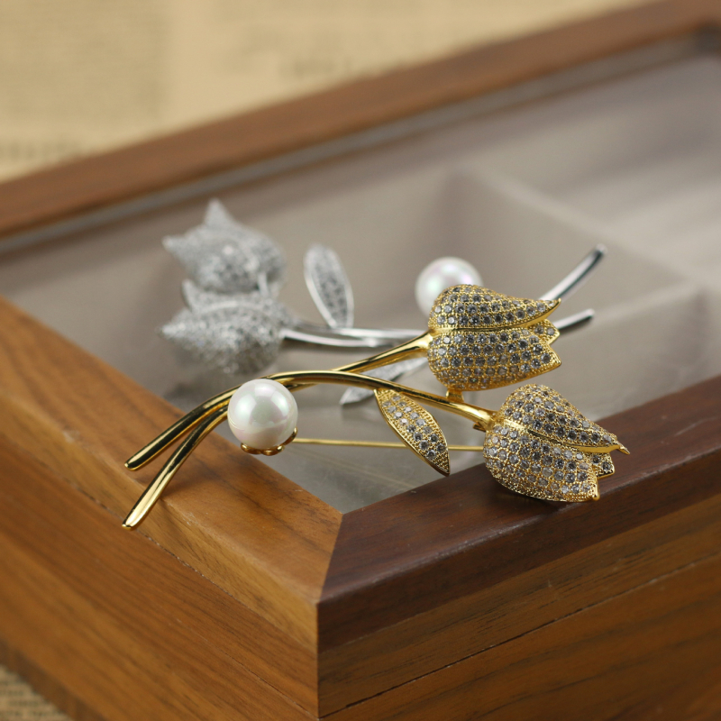 Brošňa Tulipán – meď, luxusný dizajn pre ženy, kvietkový motív, elektroplatovanie, pamätný a svadobný dar