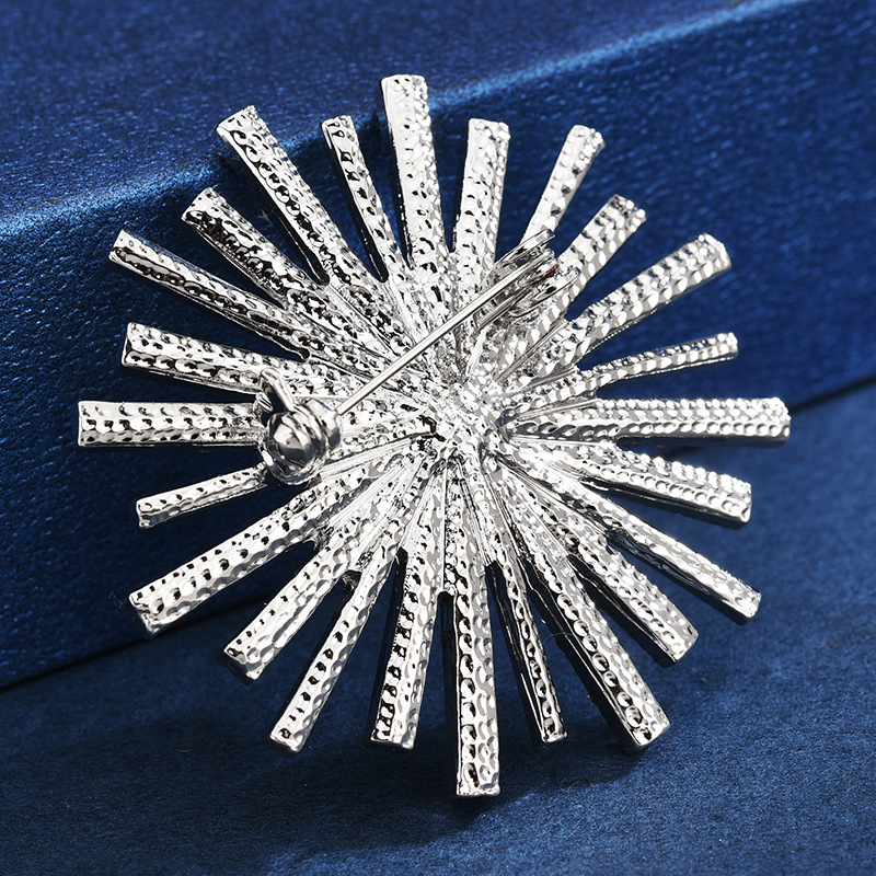 Broš zo zliatiny, vzor snehovej vločky, vysoká kvalita, perly a kryštály, diamantové opracovanie, kód xz201230, vhodné na svadbu a darček