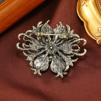 Brošňa zliatiny, geometrický dizajn, cloisonné motív, elektroplatovaný povrch, etno retro štýl