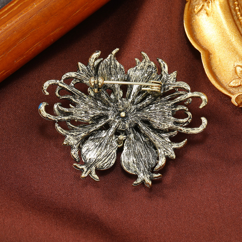 Brošňa zliatiny, geometrický dizajn, cloisonné motív, elektroplatovaný povrch, etno retro štýl