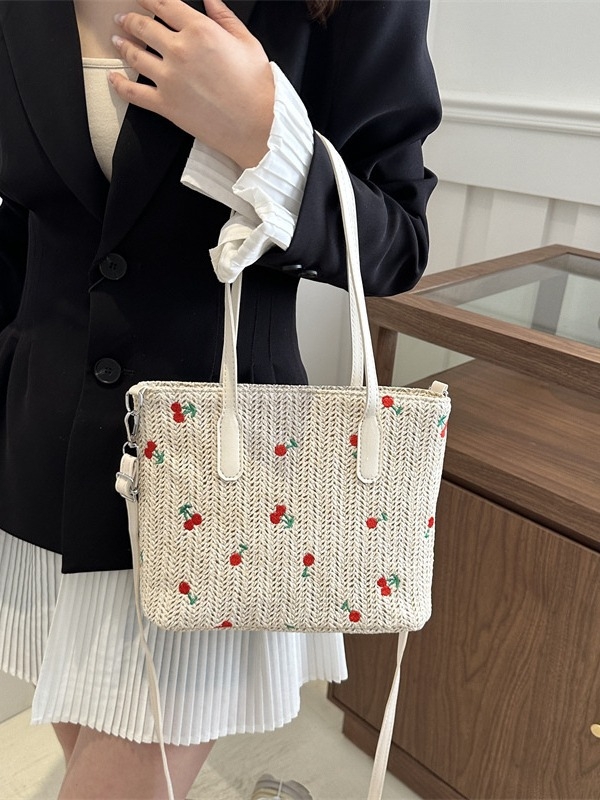 Pletena slamena crossbody torba, horizontalni kvadratni oblik, zatvaranje zipom, tri naramenice, otvoreni džep