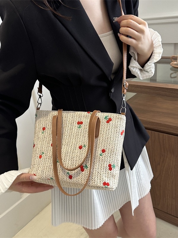 Pletena slamena crossbody torba, horizontalni kvadratni oblik, zatvaranje zipom, tri naramenice, otvoreni džep