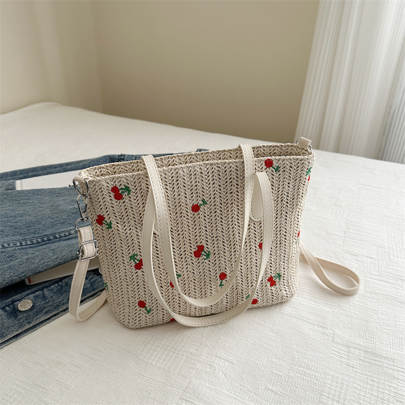 Pletena slamena crossbody torba, horizontalni kvadratni oblik, zatvaranje zipom, tri naramenice, otvoreni džep