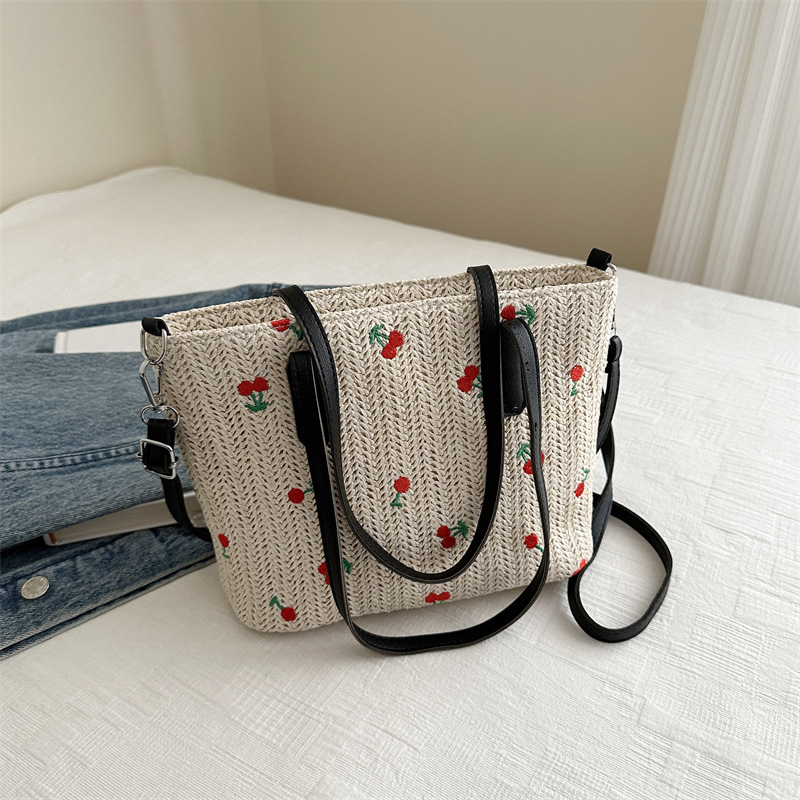 Pletena slamena crossbody torba, horizontalni kvadratni oblik, zatvaranje zipom, tri naramenice, otvoreni džep