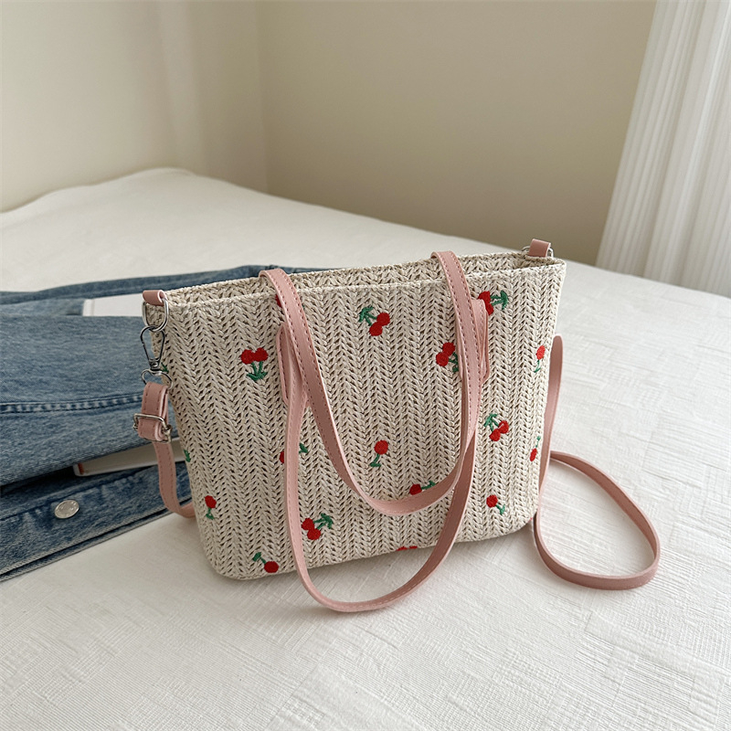 Pletena slamena crossbody torba, horizontalni kvadratni oblik, zatvaranje zipom, tri naramenice, otvoreni džep