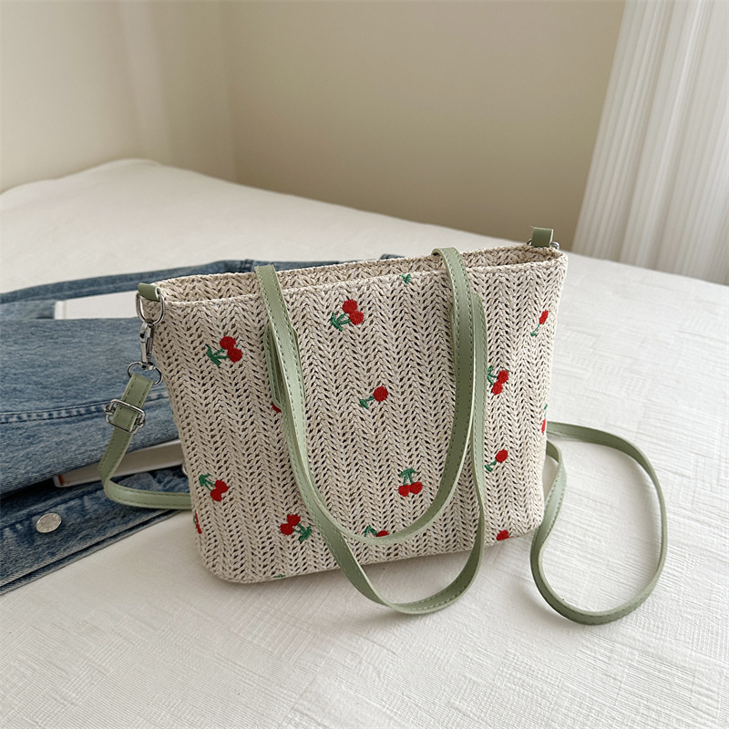 Pletena slamena crossbody torba, horizontalni kvadratni oblik, zatvaranje zipom, tri naramenice, otvoreni džep