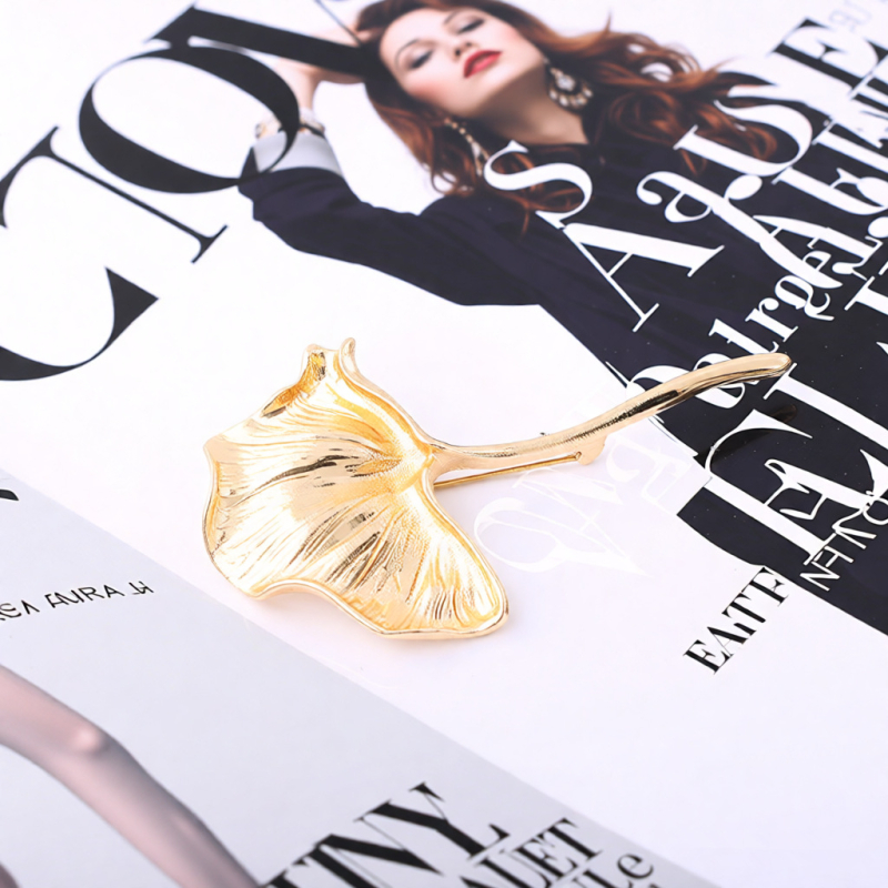 Broš u obliku lista, elektroplatiranje, mješavina materijala, zimsko izdanje 2025