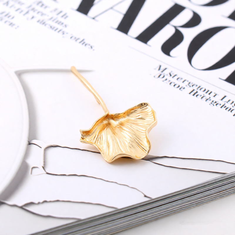 Broš u obliku lista, elektroplatiranje, mješavina materijala, zimsko izdanje 2025