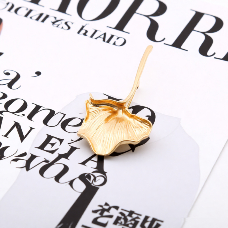 Broš u obliku lista, elektroplatiranje, mješavina materijala, zimsko izdanje 2025