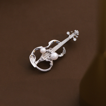 Broš Tiffank, pozlaćeni bakar, detalj violine s perlom, elektroplatiranje