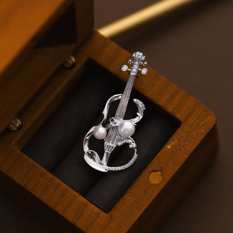 Broš Tiffank, pozlaćeni bakar, detalj violine s perlom, elektroplatiranje