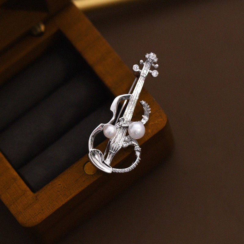 Broš Tiffank, pozlaćeni bakar, detalj violine s perlom, elektroplatiranje