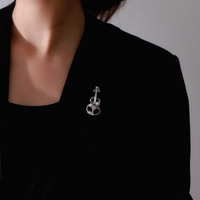 Broš Tiffank, pozlaćeni bakar, detalj violine s perlom, elektroplatiranje