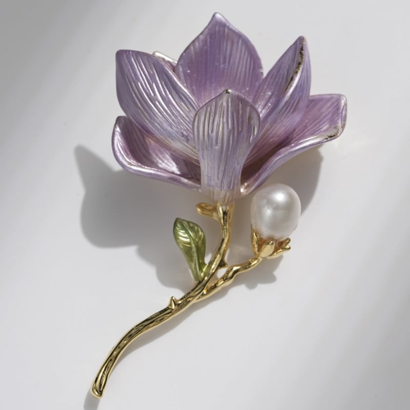 Broš Magnolija s emajlom i prirodnim biserima, cvjetovi i listovi posuti biserima, elegantan ženski dodatak