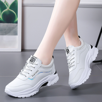 Спортни обувки за бягане – горна част от двуслойна телешка кожа, гумена подметка, кръгъл нос, нисък ток 1-3 см, връзки отпред